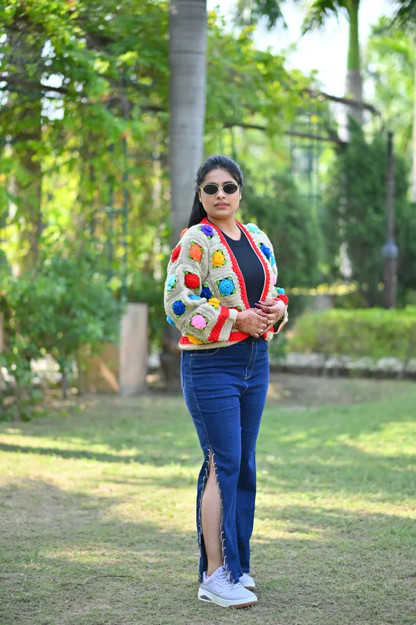 Women_Floral_Embroidered_Long_Sleeves_Front-Open_Sweaters_With_Applique