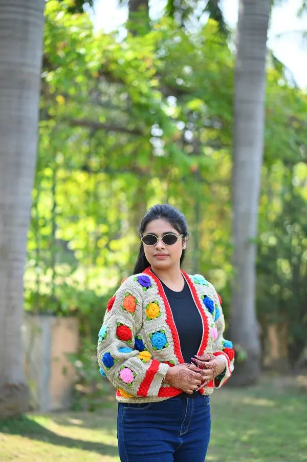 Women_Floral_Embroidered_Long_Sleeves_Front-Open_Sweaters_With_Applique
