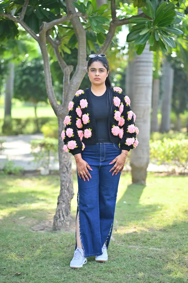 Women_Floral_V-Neck_Sweater_With_Applique_Detail