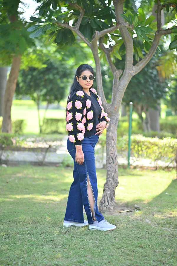 Women_Floral_V-Neck_Sweater_With_Applique_Detail