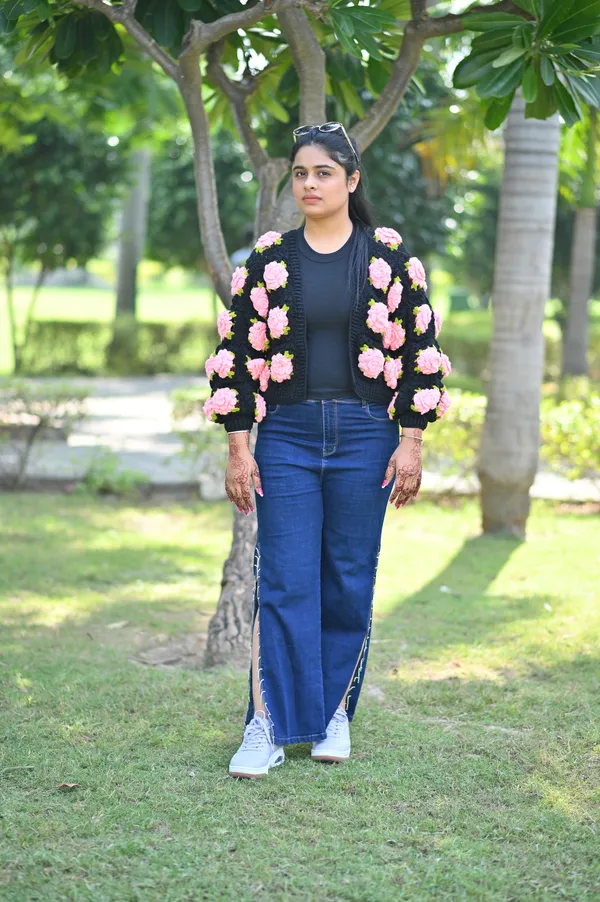 Women_Floral_V-Neck_Sweater_With_Applique_Detail