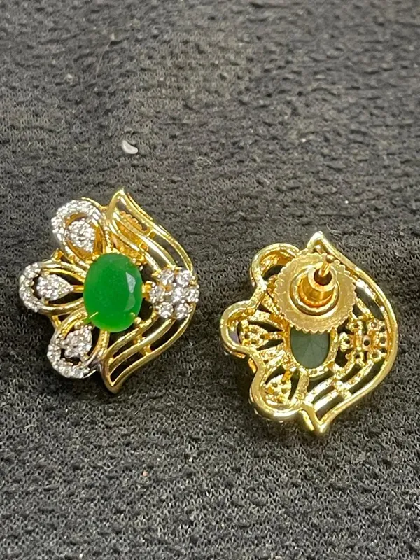 Gold_Tone_Green_Stone_Floral_Pendant_For_Women