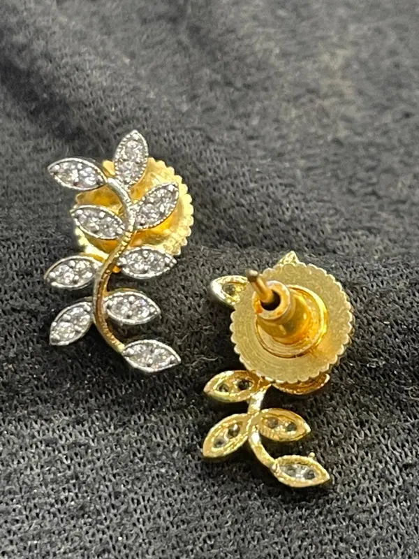 Gold_Tone_Leaf_Pendant_And_Earrings_Set_For_Women