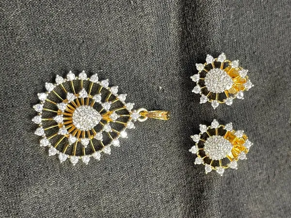 Gold_Tone_Clear_Stone_Circular_Pendant_Set_For_Women