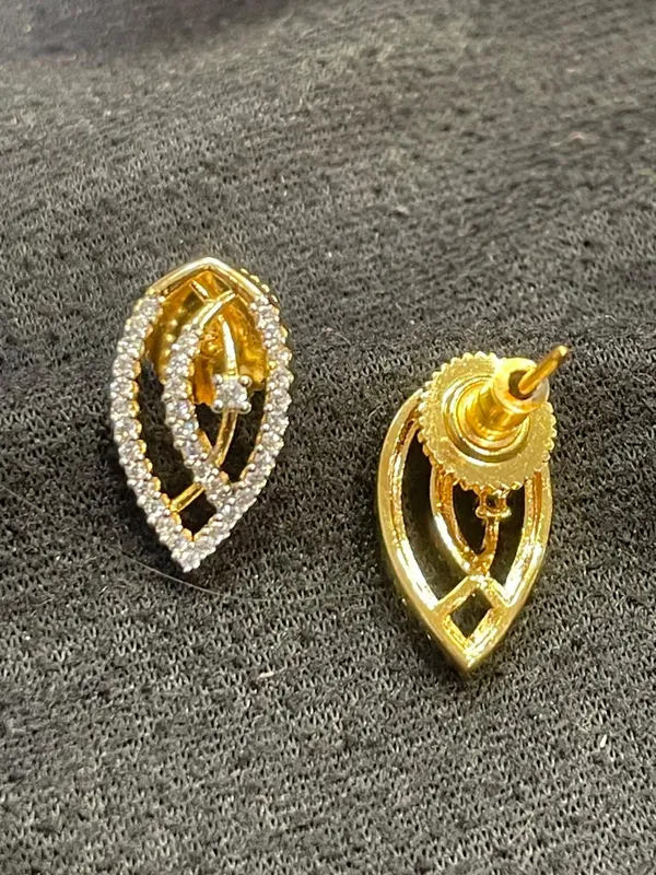 Gold_Tone_Crystal_Leaf_Pendant_And_Earrings_Jewellery_Set_For_Women