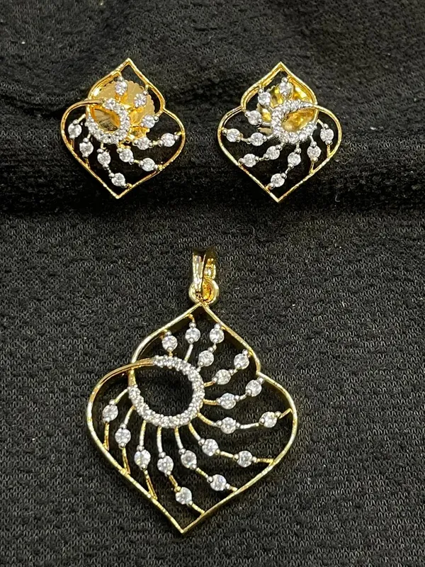 Gold_Tone_Rhinestone_Leaf_Pendant_For_Women
