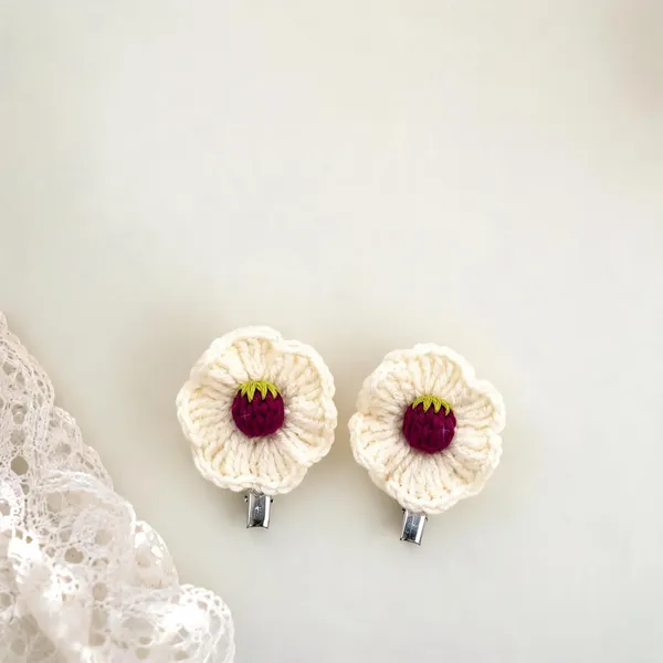 Cream_Acrylic_Crochet_Flower_Hair_Clips_For_Women