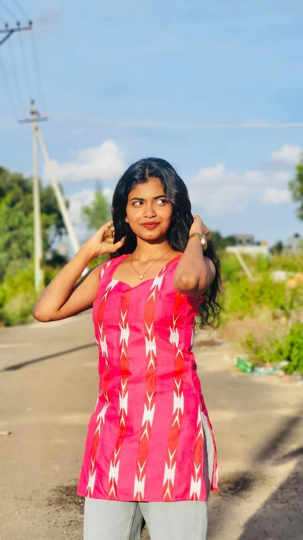 Pink_Geometric_Print_Sleeveless_Straight_Kurti_For_Women