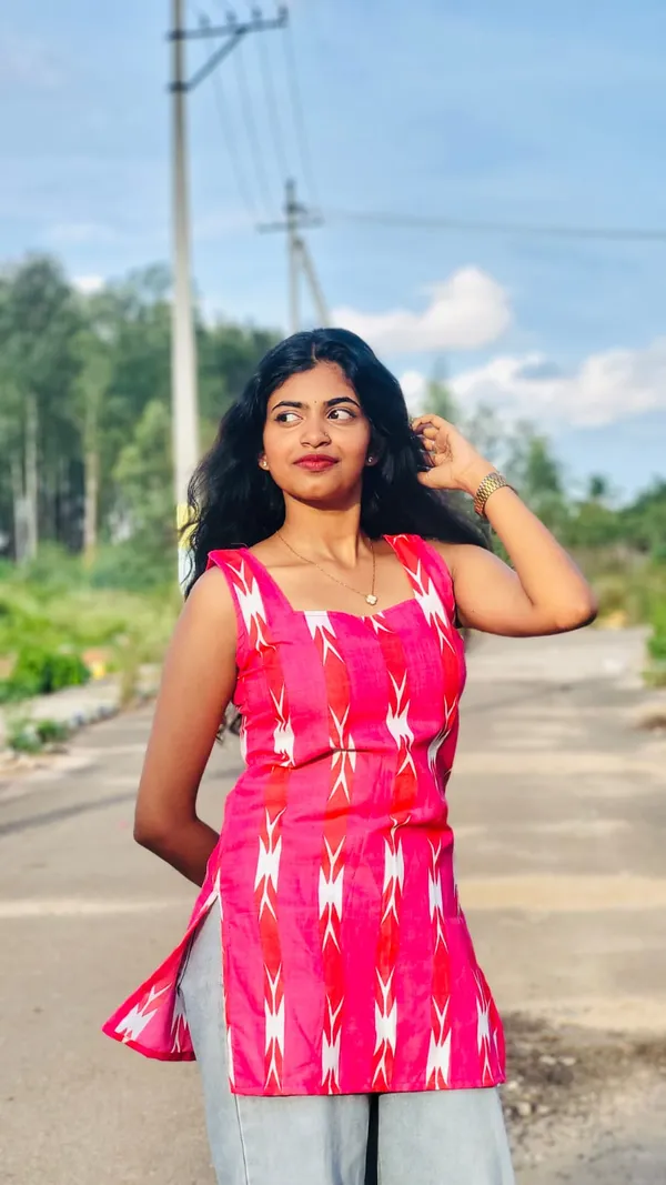 Pink_Geometric_Print_Sleeveless_Straight_Kurti_For_Women
