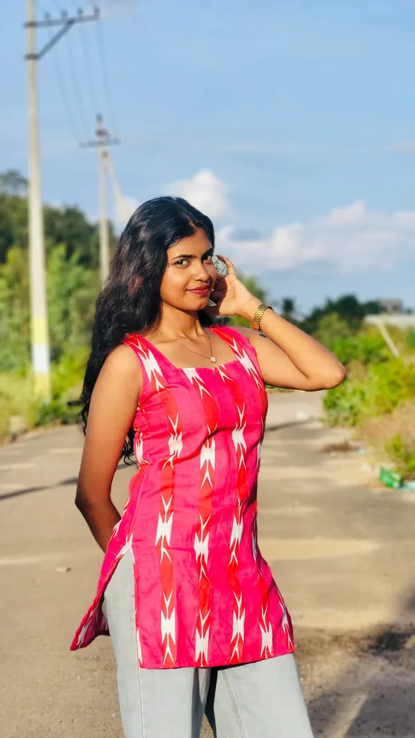 Pink_Geometric_Print_Sleeveless_Straight_Kurti_For_Women