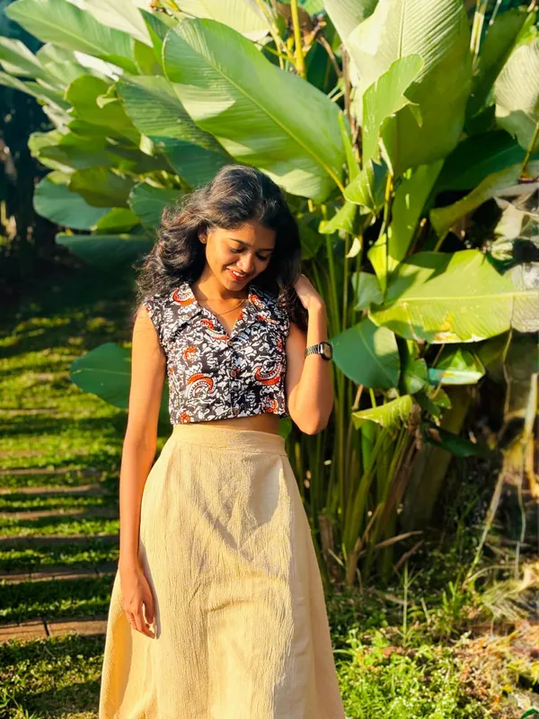 Black_Paisley_Print_Sleeveless_Cropped_Top_For_Women