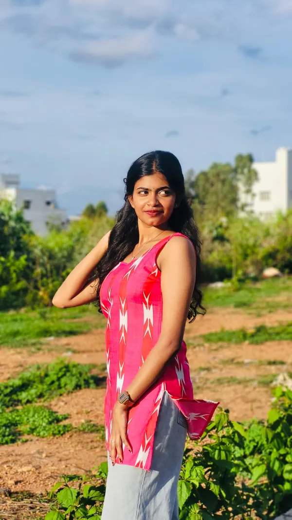 Pink_Geometric_Print_Sleeveless_Straight_Kurti_For_Women