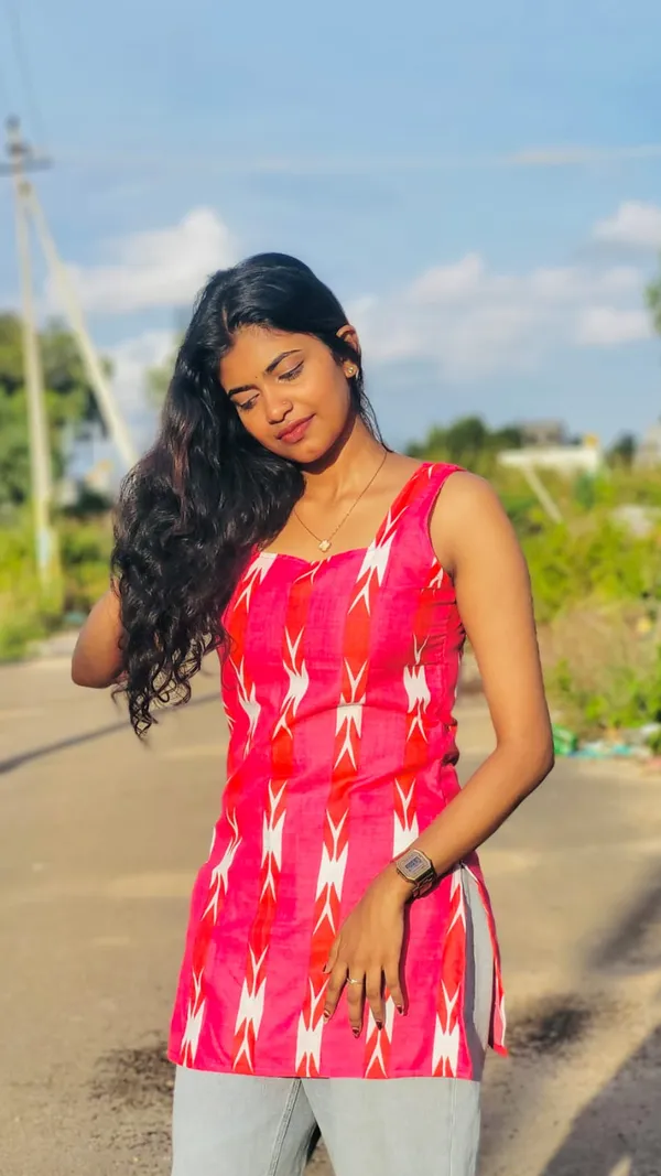 Pink_Geometric_Print_Sleeveless_Straight_Kurti_For_Women