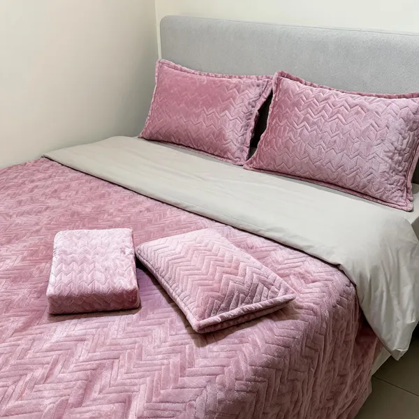 Soft_Flannel_Quilted_Geometric_Print_Pink_King_Size_Bed_Sheet_Set