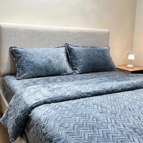 Soft_Flannel_Contemporary_Chevron_Pattern_Blue_King_Size_Bedsheet_Set