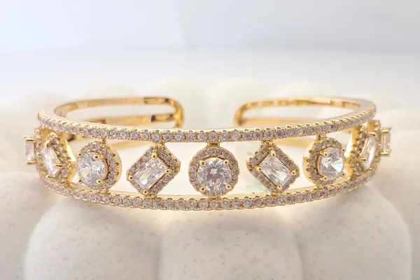 Classic_Round_Emerald_Cut_Bangle_Default_Title