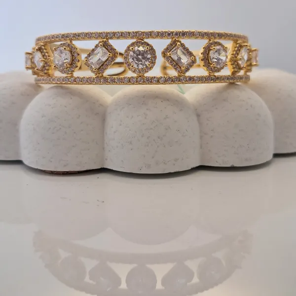 Classic_Round_Emerald_Cut_Bangle_Default_Title