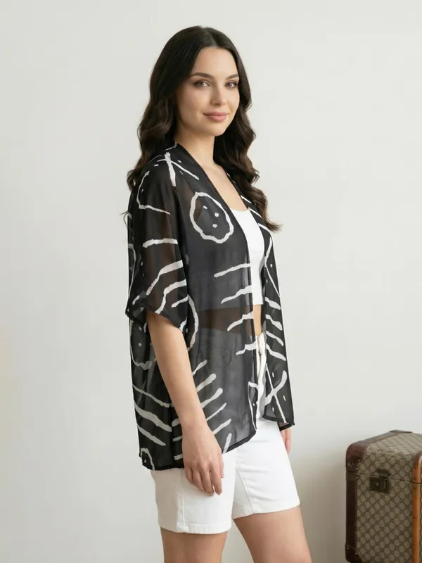 Dressitude-Black_And_White-Shrug