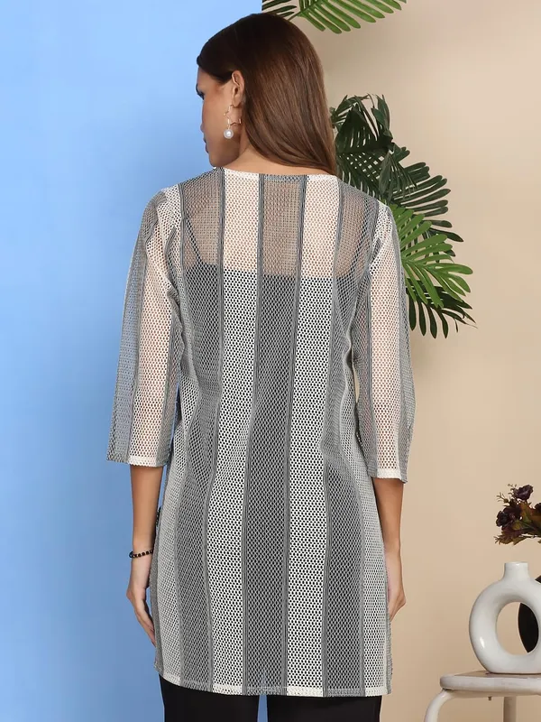 Dressitude-Black_&_White-Shrug