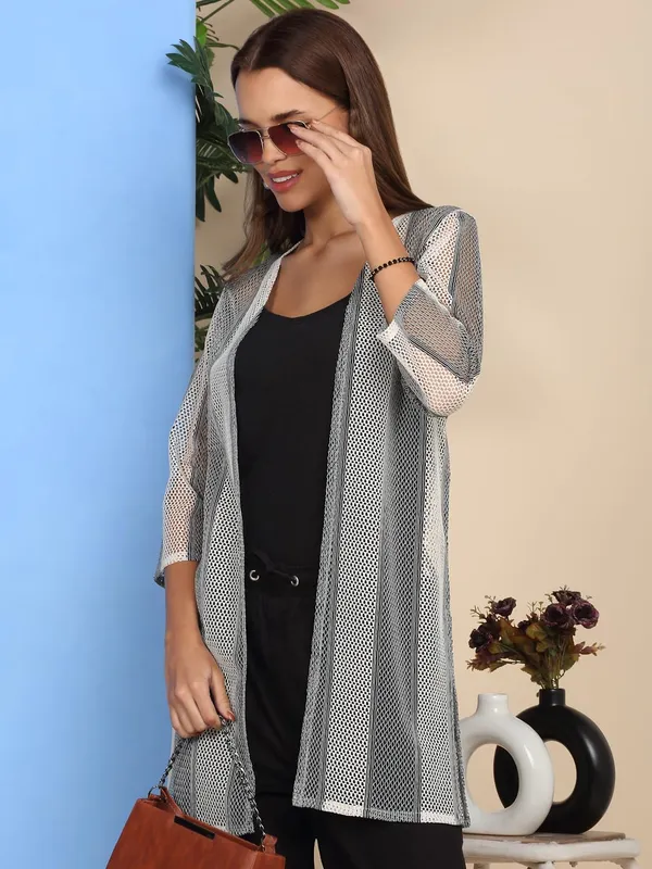 Dressitude-Black_&_White-Shrug