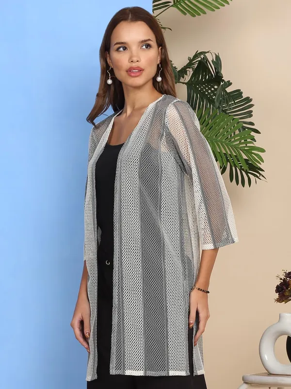 Dressitude-Black_&_White-Shrug