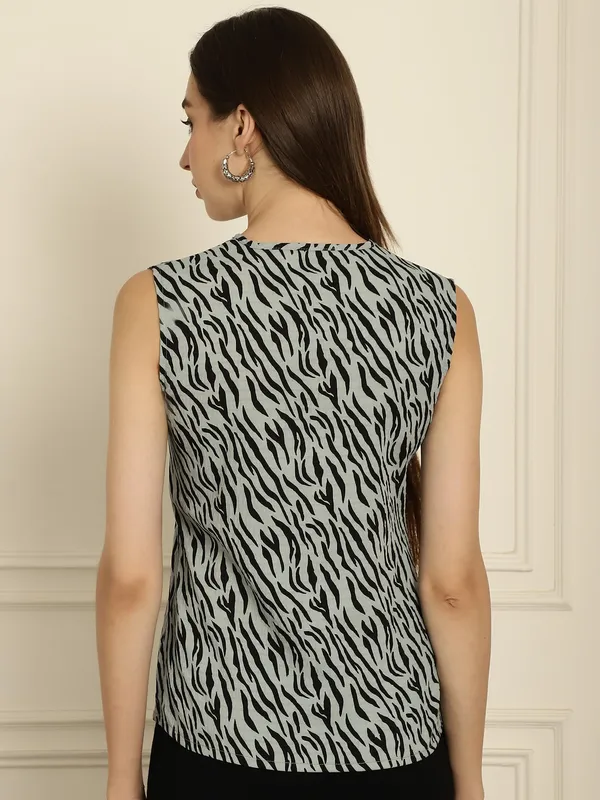 Dressitude-Grey-Top