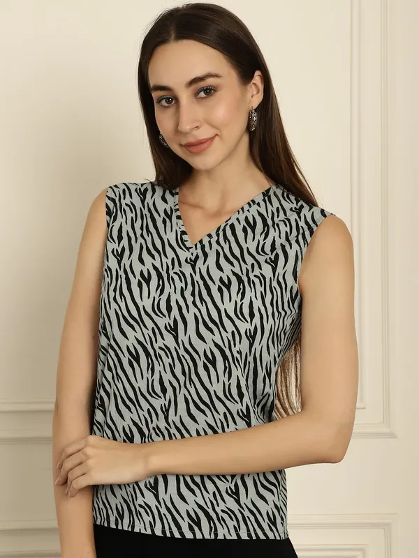 Dressitude-Grey-Top