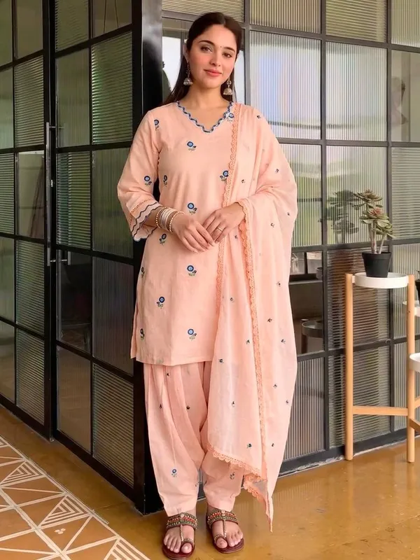 Peach_Mul_Chanderi_Straight_Printed_Kurta_Set_For_Women