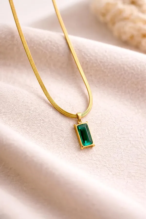 D_Glamm_Fashion_Emerald_Green_Pendant_Necklace_For_Women_Rectangular_Stone_Snake_Chain_Necklace_Elegant_Minimal_Jewellery_Gift_For_Girls_Women