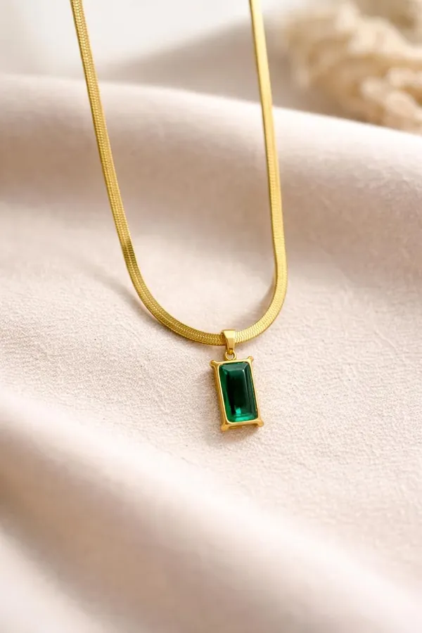 D_Glamm_Fashion_Emerald_Green_Pendant_Necklace_For_Women_Rectangular_Stone_Snake_Chain_Necklace_Elegant_Minimal_Jewellery_Gift_For_Girls_Women