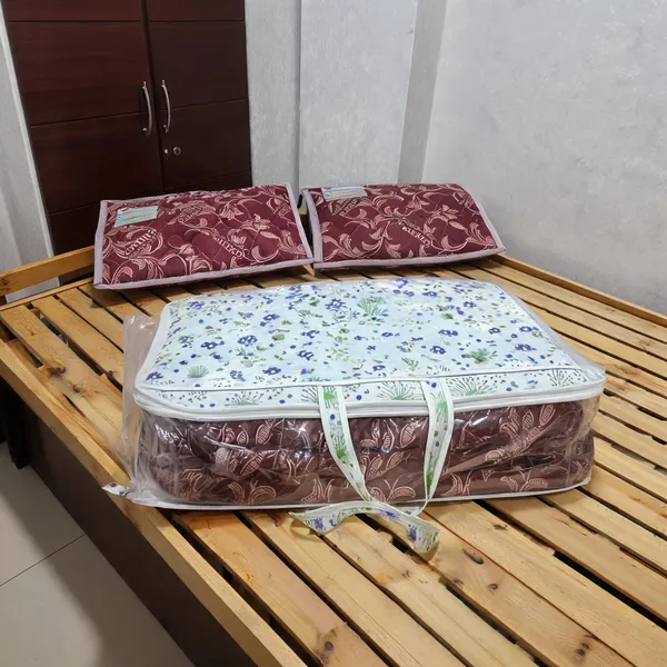 Bio_Magnetic_Mattress_And_Pillow_(Usable_On_Both_Sides)_5_X_6_Feet