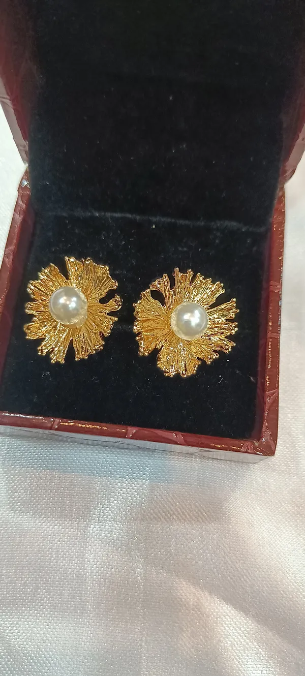 Gold_Tone_Floral_Pearl_Stud_Earrings_for_Women