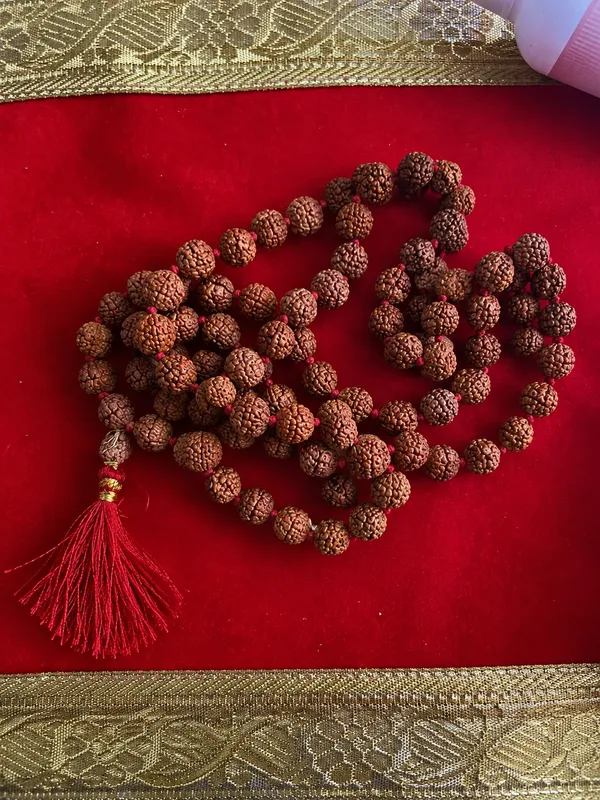 Rudraksha_Bead_Mala_With_Red_Tassel
