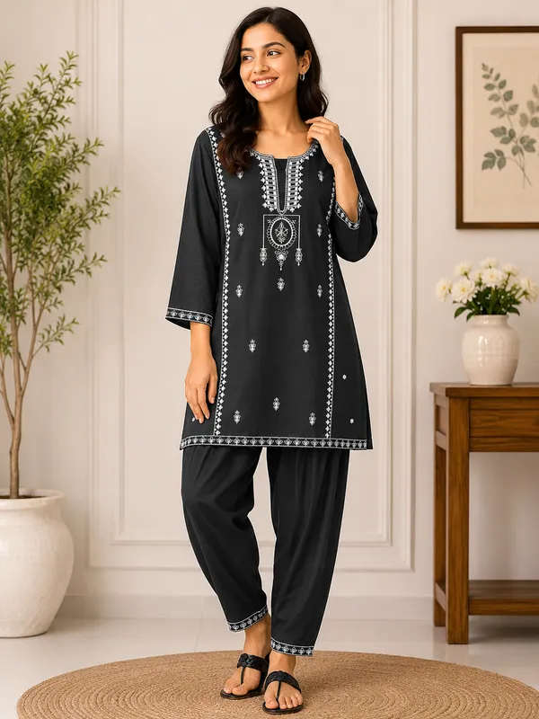 Black_Embroidered_Straight_Kurta_for_Women