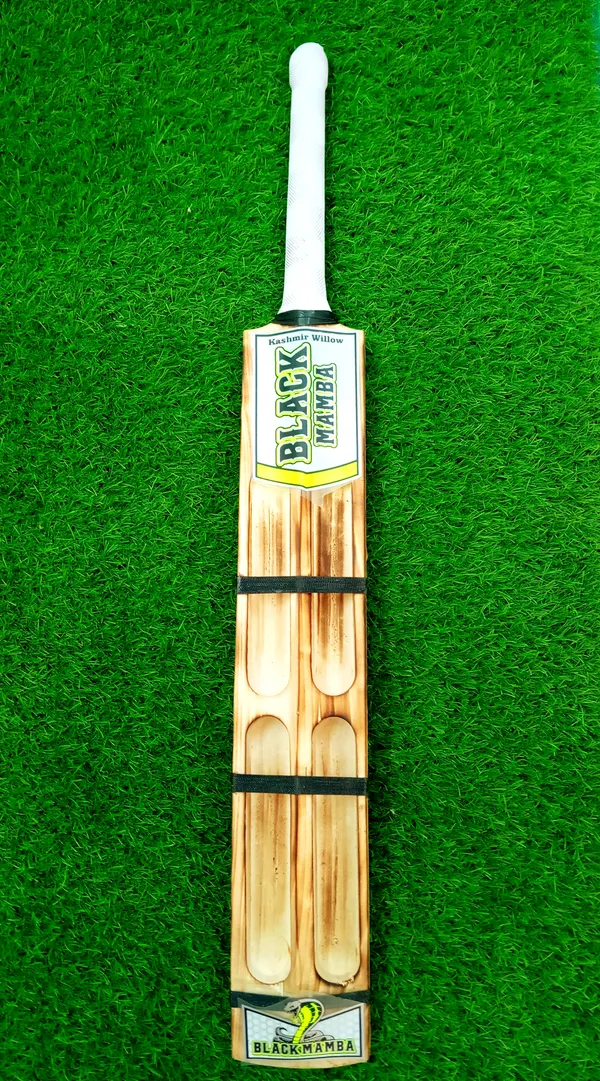Black_Mamba_Kashmir_Willow_Cricket_Bat_Four_Capsule