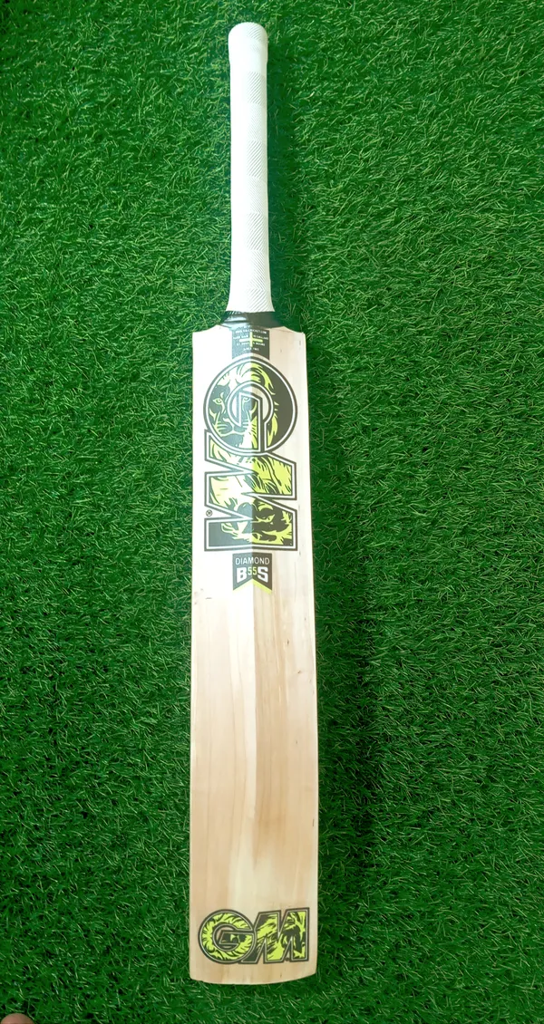 Diamond_55_Kashmir_Willow_Cricket_Bat_Green