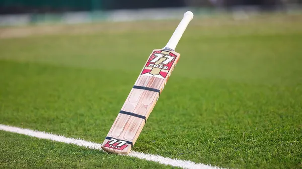 Boss_77_Kashmir_Willow_Cricket_Bat_Four_Capsule
