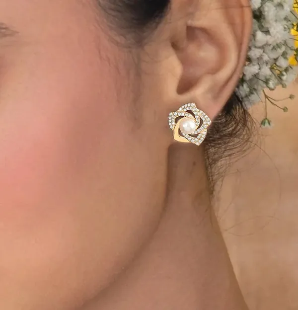 Gold_Tone_Pearl_Stud_Earrings_for_Women