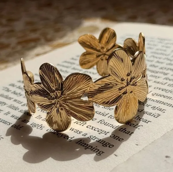 Gold_Tone_Screw_Motif_Bracelet_for_Women