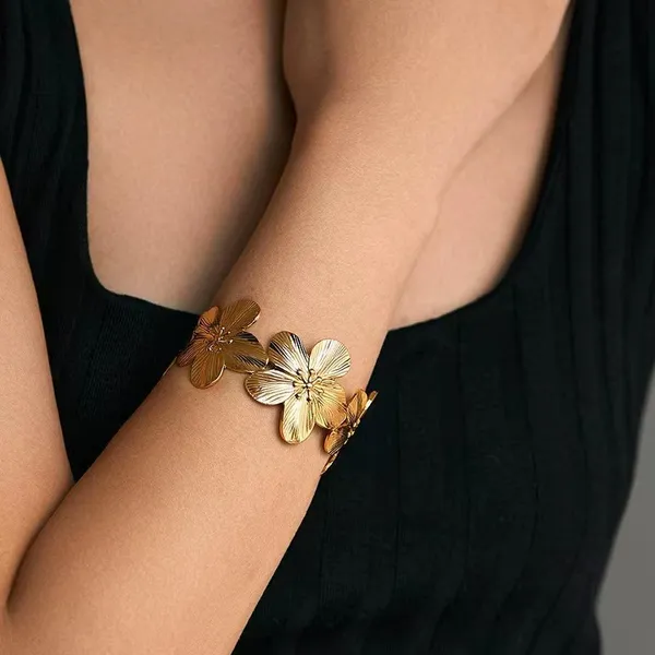 Gold_Tone_Floral_Link_Bracelet_for_Women