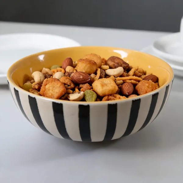 Yellow_And_Black_Stoneware_Serving_Bowl_For_Kitchen