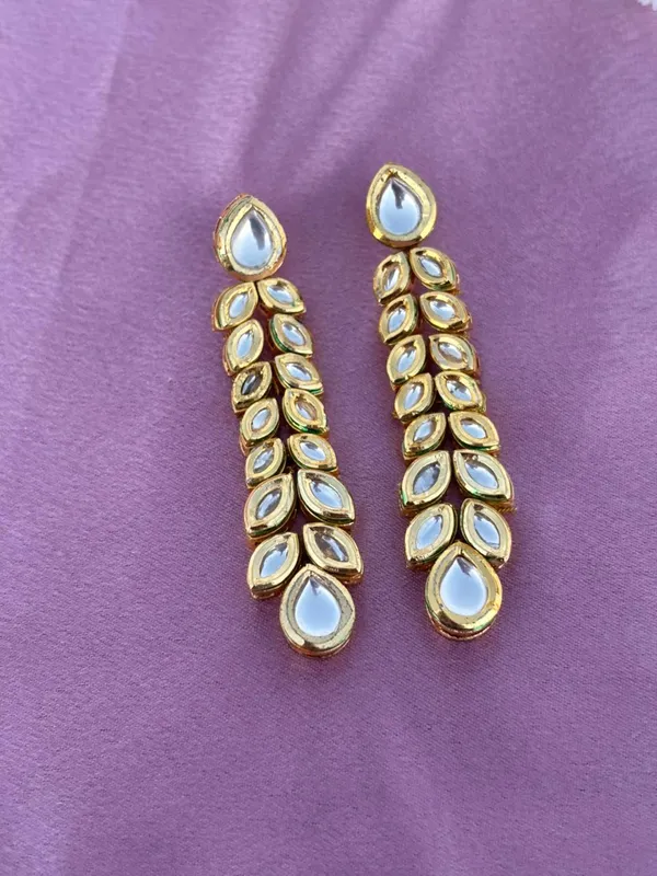 Elegant_Leaf-Pattern_Kundan_Drop_Earrings