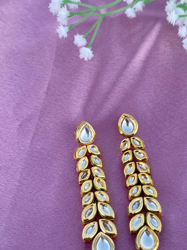 Elegant_Leaf-Pattern_Kundan_Drop_Earrings