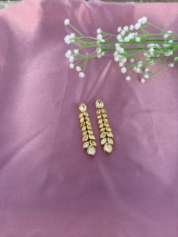 Elegant_Leaf-Pattern_Kundan_Drop_Earrings