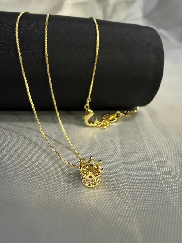 Gold_Stainless_Steel_Crown_Pendant_Necklace_For_Women