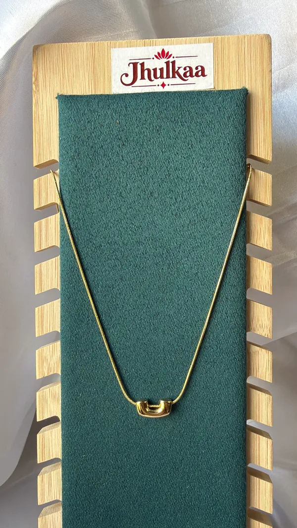 Gold_Stainless_Steel_Minimal_Curved_Pendant_Necklace_For_Women