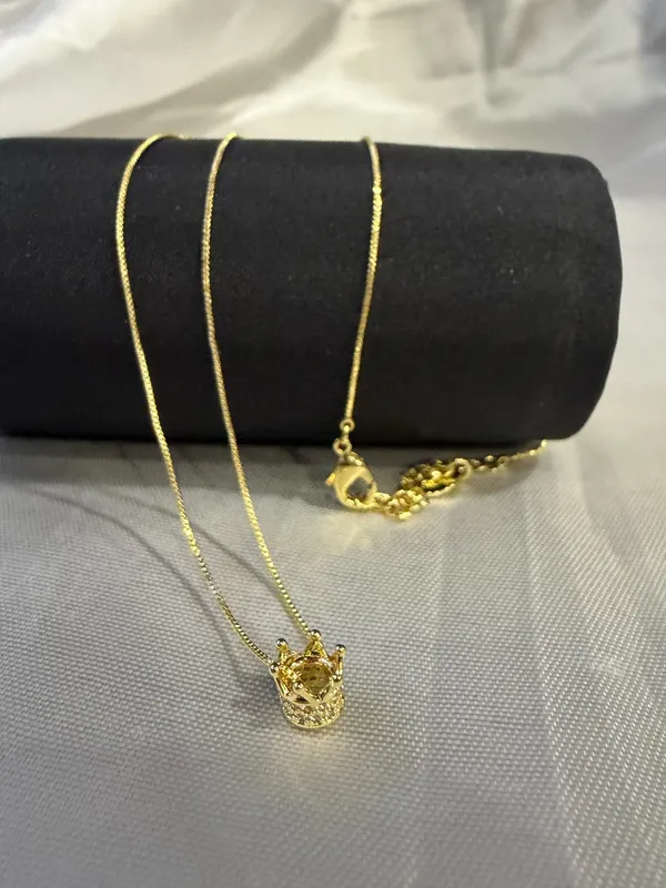 Gold_Stainless_Steel_Crown_Pendant_Necklace_For_Women