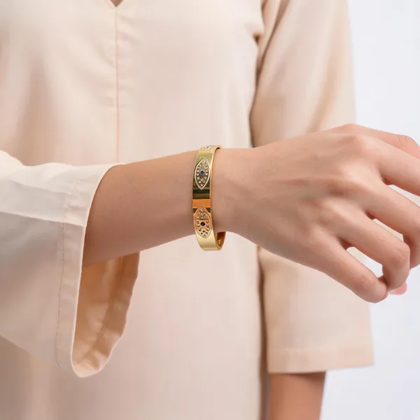 Gold_Stainless_Steel_Leaf_Motif_Stone_Embellished_Bangle_For_Women