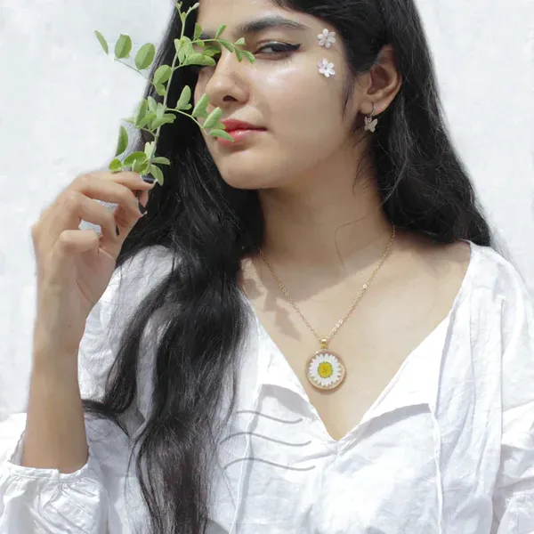 White_Resin_Floral_Pendant_Necklace_for_Women