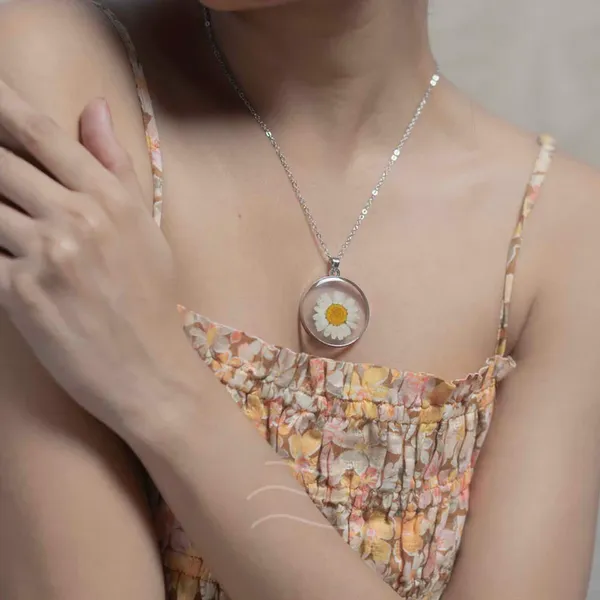 White_Resin_Floral_Pendant_Necklace_for_Women